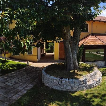 הוילה סרה סן ברונו Agriturismo Roseto מראה חיצוני תמונה