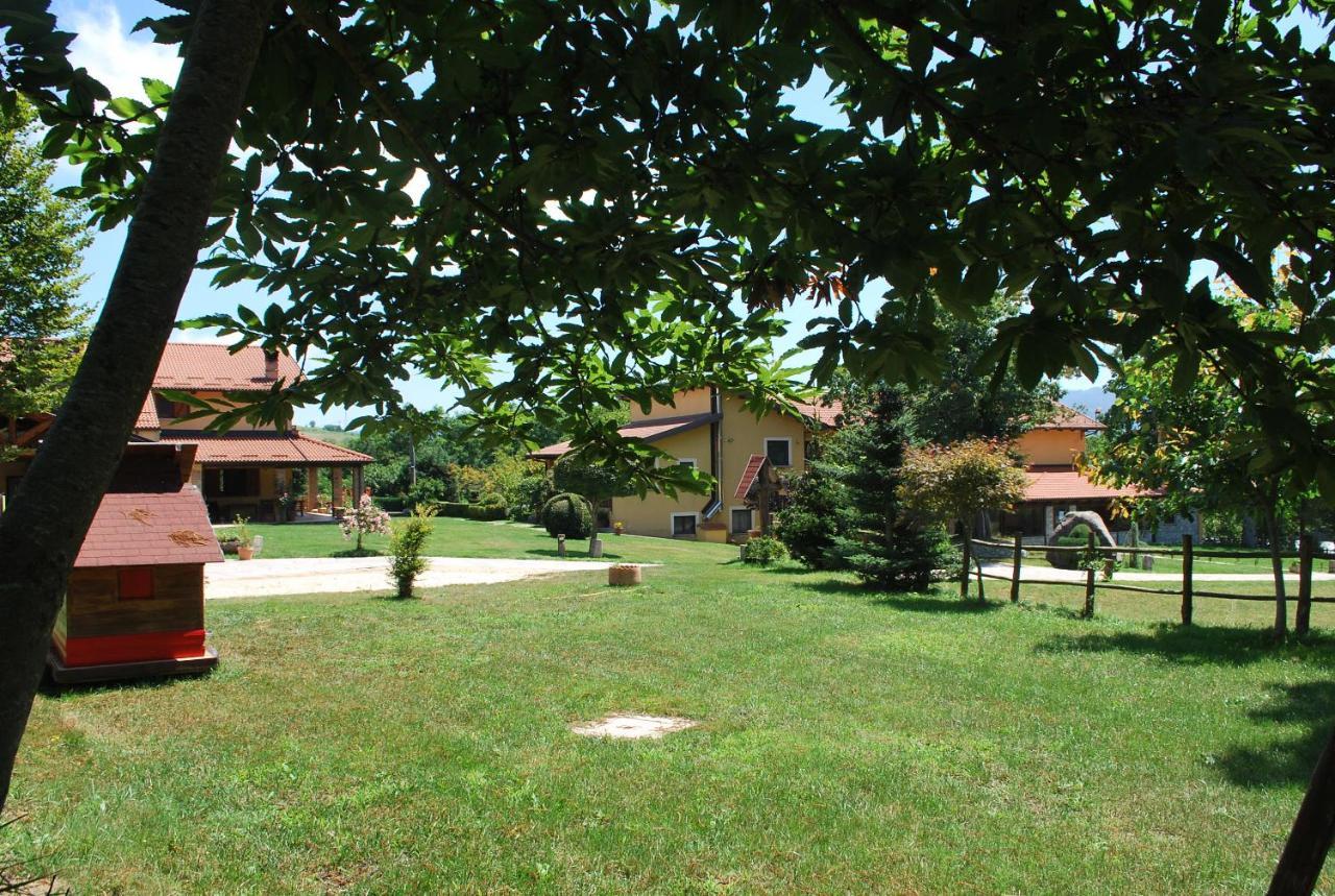 הוילה סרה סן ברונו Agriturismo Roseto מראה חיצוני תמונה