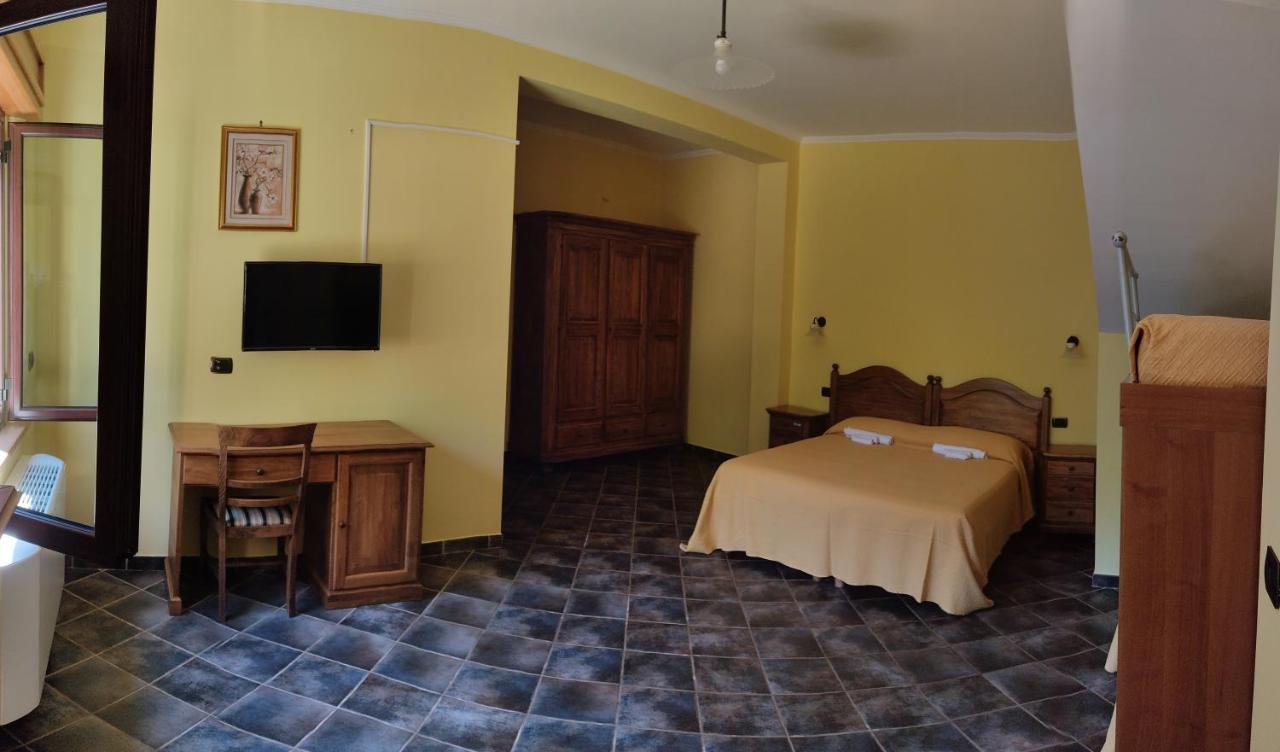 הוילה סרה סן ברונו Agriturismo Roseto מראה חיצוני תמונה