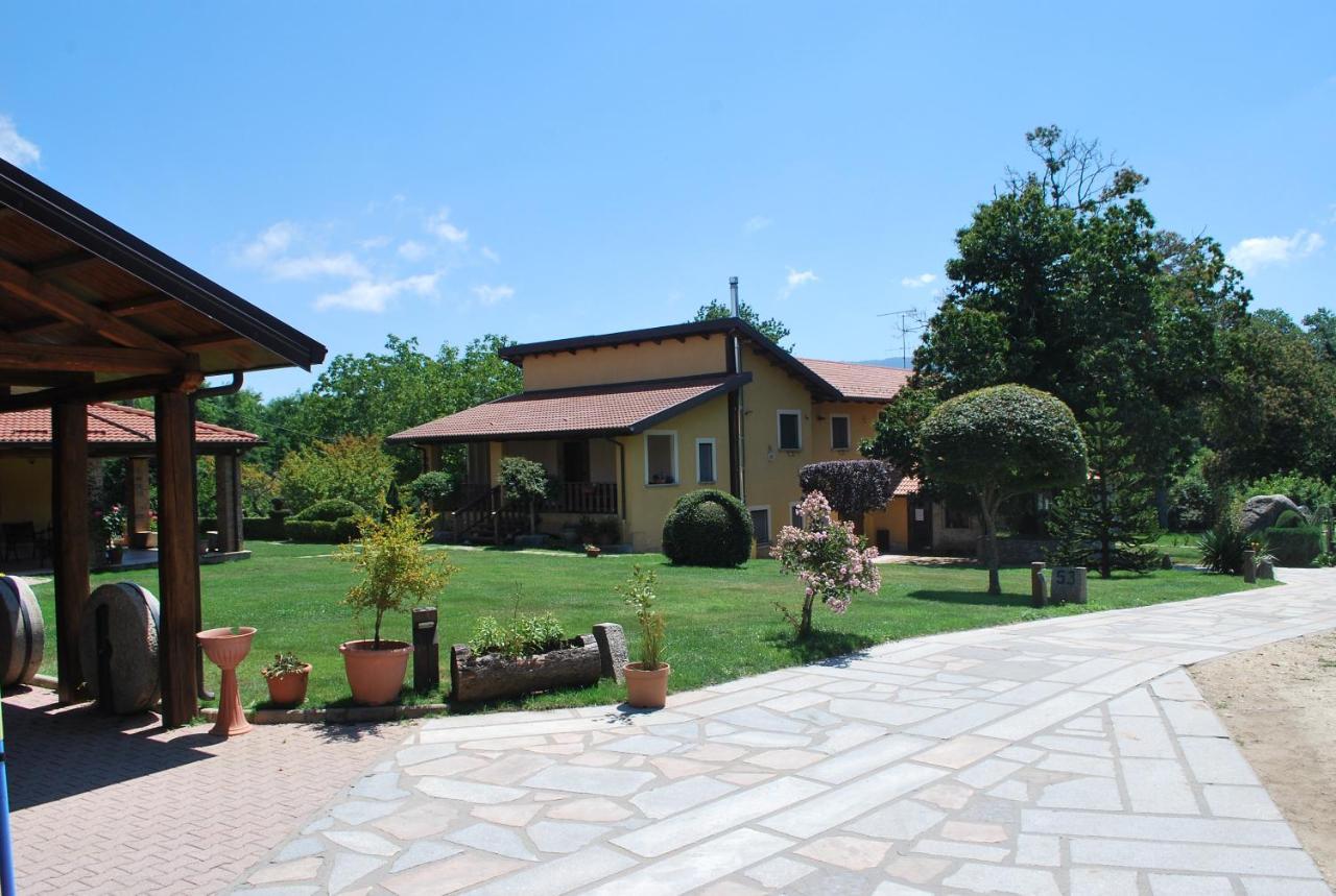 הוילה סרה סן ברונו Agriturismo Roseto מראה חיצוני תמונה